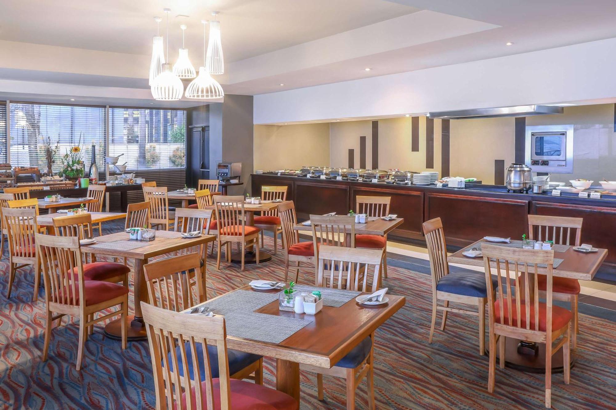 Garden Court East London Hotel Buitenkant foto
